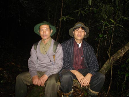 Tác giả và "người rừng" Trần Ngọc Lâm lần đầu gặp mặt. Hình ảnh chụp dưới tán rừng rậm như cảnh đêm.