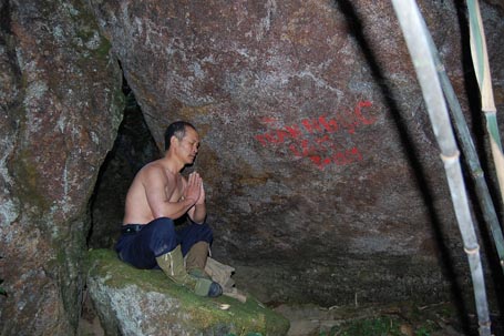Ông Lâm cởi trần ngồi thiền trong hang đá trên độ cao 2.900m, với cái lạnh âm độ