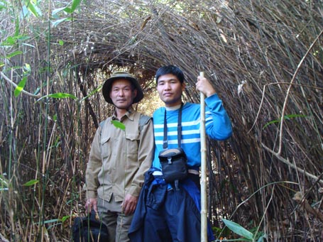 Tác giả trong một chuyến xuyên rừng Hoàng Liên Sơn cùng ông Trần Ngọc Lâm