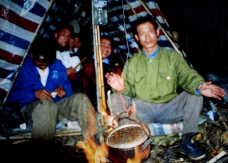 Ông Lâm kể chuyện Hoàng Liên Sơn cho khách leo Fan trong túp lều giữa rừng
