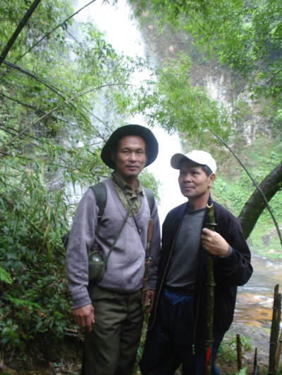 Ông Lê Trọng Hùng (bên phải) là người chứng kiến cảnh ông Lâm tìm ra con đường ngắn nhất lên Fansipan