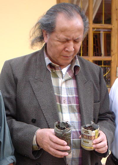 Bác sĩ Nguyễn Hữu Trọng, người rất quan tâm đến cây cỏ, đã được tác giả dẫn lên Sapa 7 năm trước để nghiên cứu, mang về Hà Nội chiết xuất, nhưng cũng không biết cỏ nhung để làm gì